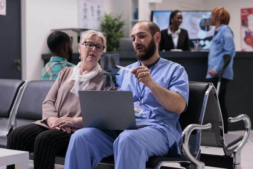 Professionnel de la santé discutant avec un patient